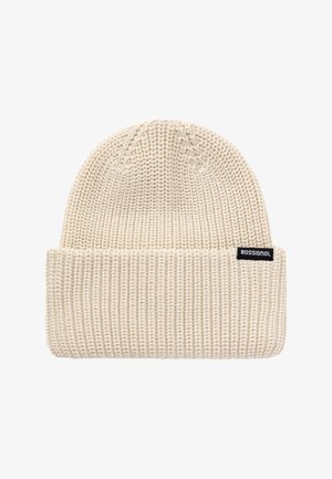 Czapka dzianinowa w kolorze ecru, z widoczną prążkowaną fakturą, z podwiniętym mankietem oraz małą czarną metką marki z boku.