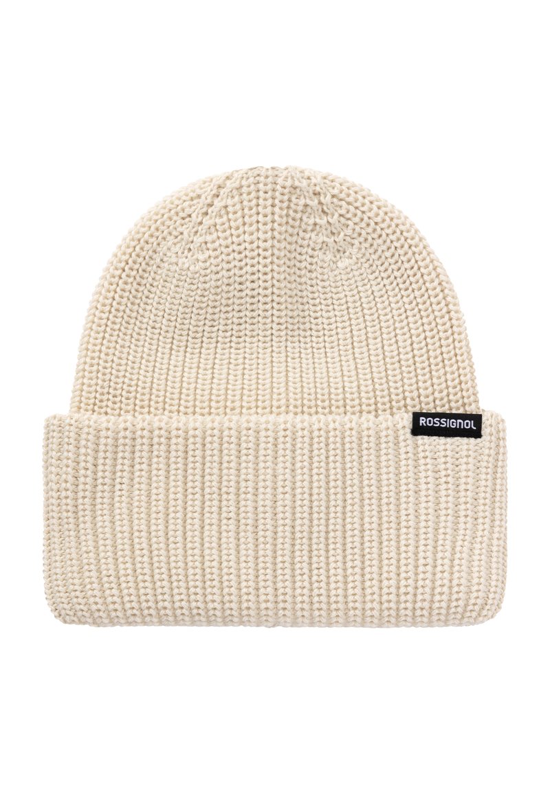 Czapka dzianinowa w kolorze ecru, z widoczną prążkowaną fakturą, z podwiniętym mankietem oraz małą czarną metką marki z boku.