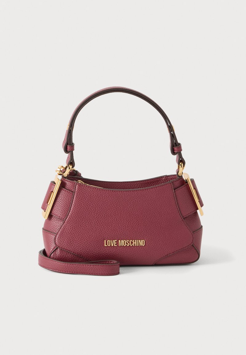 Бордова дамска чанта Love Moschino с къса горна дръжка, сваляща се презрамка и детайли в златист цвят на изчистен фон.