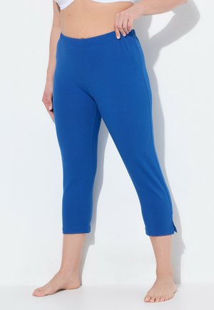 Pantaloni capri in cotone blu con cintura elastica, fessure laterali all'orlo e una texture liscia. Adatti per abbigliamento casual o per esercizio.