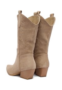 Beżowe zamszowe botki za kostkę z masywnym, drewnianym obcasem. Po bokach haftowane wzory liści oraz pętelki u góry ułatwiające zakładanie.