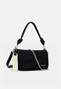 Czarna torebka z nylonu o eleganckim designie, z węzłowym paskiem na ramię, odczepianym łańcuszkiem oraz tkaninową metką z wytłoczonym napisem "Desigual."