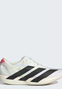 Бял маратон Adidas с черни ивици, лека подметка с меко омекотяване и червен детайл на петата, показан отстрани на едноцветен фон.