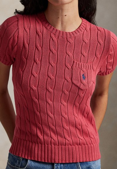 Sweter z krótkim rękawem z dzianiny w intensywnym różowym kolorze, z fakturowanym wzorem warkocza, prążkowanym dekoltem oraz małą kieszonką z logo.