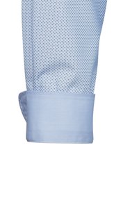 Polsino di camicia blu chiaro con un pattern a pois, texture liscia e un band di polsino a tinta unita contrastante.