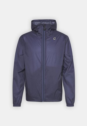 Donkerblauwe lichtgewicht jas met capuchon, rits aan de voorkant en klein logo op de linkerborst, ontworpen voor buitengebruik.