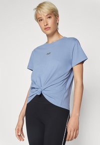 DKNY BUBBLE LOGO KNOT FRONT TEE - Trükipildiga T-särk - stonewash