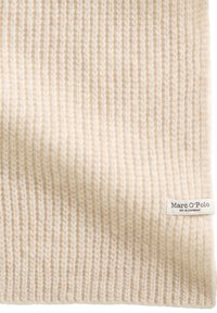 Beige gebreide sjaal van zachte wol, met een geribbelde textuur en een klein label met merk op de rand.