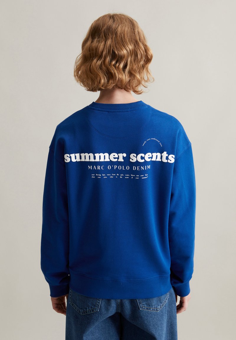 Blauwe sweatshirt van katoen met ronde hals, voorzien van witte tekst "zomergeuren" en "MARC O'POLO DENIM" gedrukt op de rug.