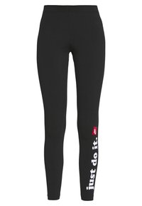 Svarta leggings i stretchigt material; har en röd etikett och vit tryckt text "just do it." längs vänstra benet. Slät textur och kroppsnära design.