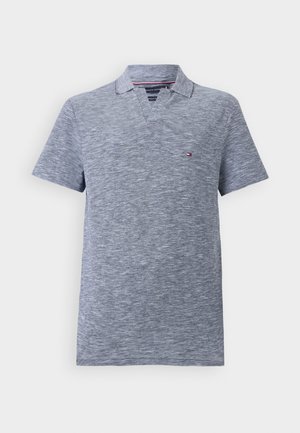 Šedé polo tričko s krátkým rukávem a texturovaným pletením, s límcem ve tvaru V a malým logem na levé hrudi.