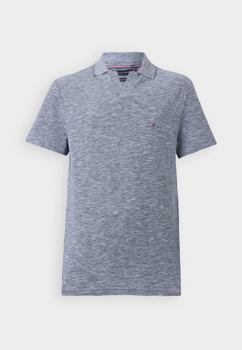 Polo gris de mangas cortas con tejido texturizado, cuello en V y un pequeño logo en el lado izquierdo del pecho.