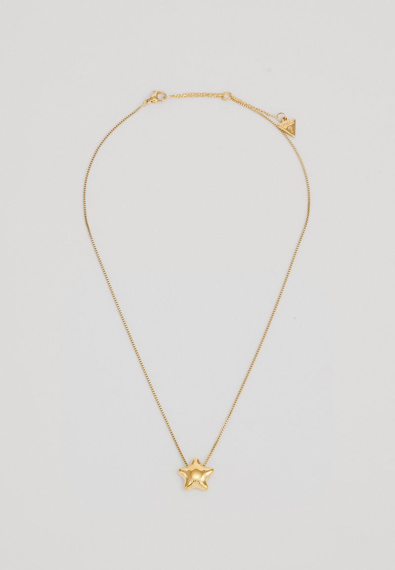 Gouden ketting met een stervormige hanger, gladde textuur en een delicate sluiting met een driehoekig accent.