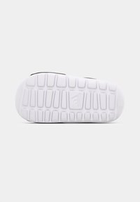 Λευκή εξωτερική σόλα από καουτσούκ με υφασμένο μοτίβο, που διαθέτει αυλάκια και ανάγλυφα για πρόσφυση. Το λογότυπο είναι χαραγμένο στο πλάι.