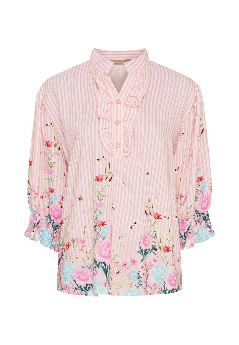 Blomsterbluse med pink og hvide striber, flæsekrave og trekvartærmer. Har multicolorede blomster mønstre og knaplukning.