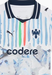 Maillot de sport blanc avec des rayures verticales bleu clair, des rayures centrales vertes et rouges, logo Puma, emblème du club de Monterrey, et texte du sponsor "codere" sur le devant.
