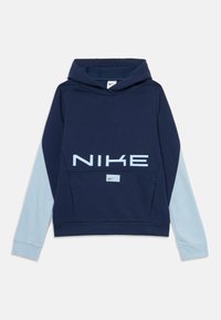Námořnická modrá mikina Nike s světle modrými rukávy, velkým logem na přední straně, přední kapsou a nastavitelnou kapucí. Měkká tkanina, ležérní design.