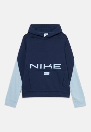 Felpa Nike di colore blu navy con maniche azzurre, grande logo sul fronte, tasca frontale e cappuccio regolabile. Tessuto morbido, design casual.