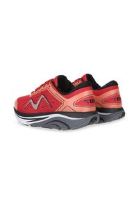 Rote Sportschuhe mit einem Mesh-Obermaterial, kontrastierenden orangen Akzenten, wellenförmigem Design, gepolstertem Kragen und einer dunkelgrauen Außensohle mit Profil.