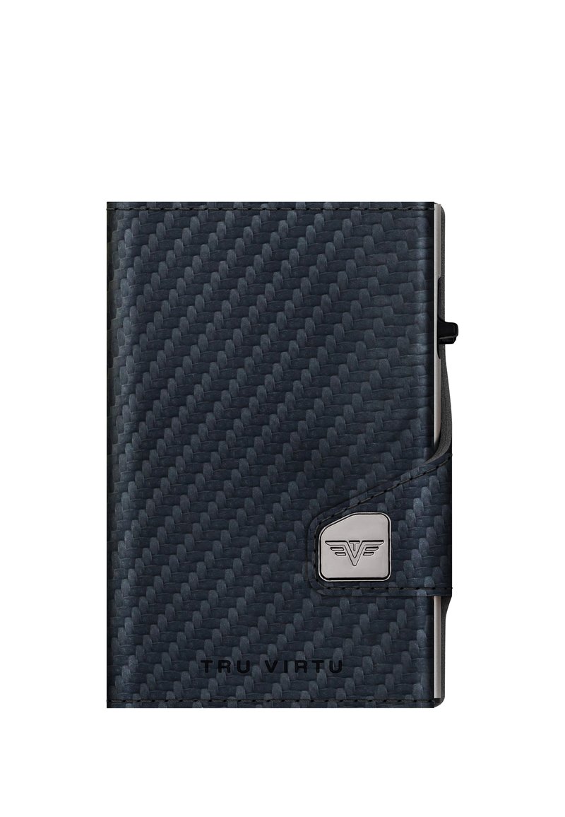 Monedero de fibra de carbono negro con una superficie texturizada, que presenta un logo de acento plateado y un diseño rectangular elegante.
