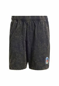 Svart tvättade tygshorts med elastisk midja och en liten flerfärgad lapp på nederkanten av vänster ben.