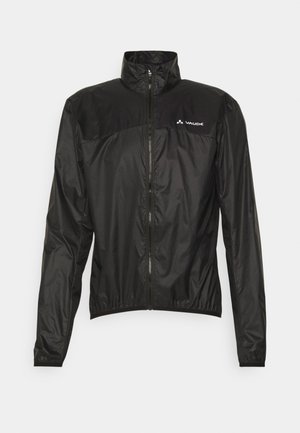 Zwarte windbreaker-jack van lichtgewicht stof, met een volledige ritssluiting, opstaande kraag en elastische mouwen, voorzien van een klein logo op de borst.