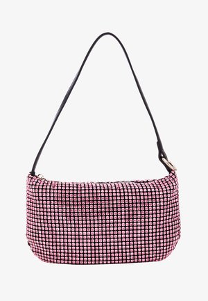 Schwarze Handtasche mit geschwungener Form, bedeckt mit pinken Strasssteinen, ausgestattet mit einem dünnen schwarzen Trageriemen und einem Reißverschluss. Strukturierte, glänzende Oberfläche.