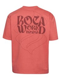 Raudona medvilnės marškinėliai su dideliu grafiniu dizainu, kuriame yra tekstas „BOCA WORLD 1999“, ir banguotos linijos akcentai nugarinėje pusėje. Trumpomis rankovėmis, apvalia kaklo iškirpte.