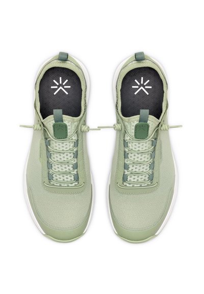 Ljusgröna sportskor med en texturerad mesh-överdela, platta snören och vita gummisulor. Har en svart innersula med en logotyp.