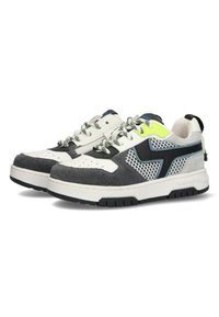 Sportowe buty sznurowane w białej i szarej kolorystyce, z siateczkowymi panelami, teksturowanymi akcentami oraz czarną gumową podeszwą.