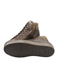 Sneakers alte marroni con tomaia in pelle testurizzata, dettagli in camoscio e suola in gomma con scanalature orizzontali per una migliore aderenza.