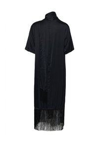 Robe noire en satin à manches courtes, col montant et longs détails en franges le long de l'ourlet arrière et d'un côté.