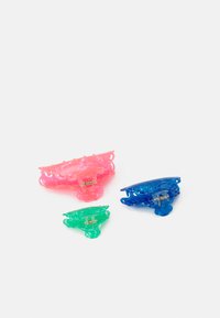 Conjunto de três ganchos de cabelo em plástico nas cores rosa, verde e azul. Cada um apresenta um design ondulado único com um mecanismo de mola para fecho.
