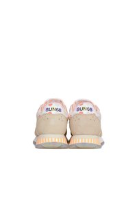 Sneakers con tomaia in morbido suede beige; dettagli rosa e tallone con motivo. Presentano una suola a righe bianca e arancione con branding sul retro.