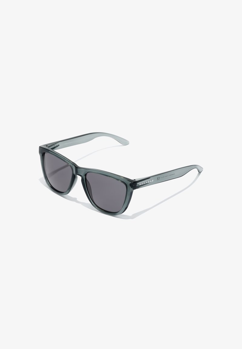 Ochelari de soare gri cu ramă rectangulară și lentile închise, prezentând un material plastic neted și temple curbate cu detalii ale mărcii.
