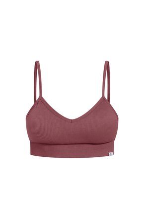 Bralette de color rojo claro con textura acanalada, con escote en V, tirantes delgados y una banda elástica ancha en la parte inferior. Diseño sencillo, sin relleno.