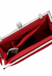 Clutch bag in tessuto rosso con una struttura in metallo argentato, chiusura gioiello e tasche interne; esterno testurizzato e fodera liscia.