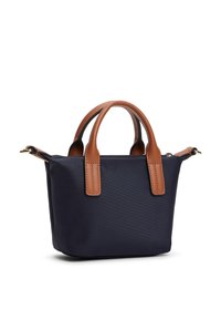 Τσάντα ώμου σε ναυτικό μπλε χρώμα, κατασκευασμένη από ανθεκτικό ύφασμα, με καφέ δερμάτινα χερούλια και διακοσμητικά. Συμπαγές σχήμα με δομημένο σχέδιο.