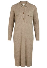 Robe beige en tricot côtelé à manches longues avec trois boutons marron, deux poches poitrine avec rabats et un col pointu.