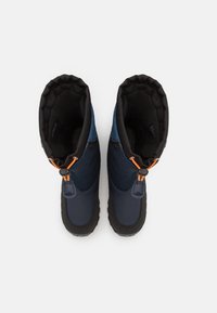 Botas de inverno azul marinho com parte superior acolchoada, sola de borracha e cordão ajustável laranja. Tecido texturizado e acabamentos de borracha lisa.