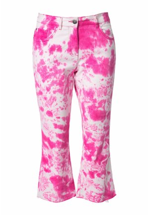 Jeans acampanados de color rosa tie-dye con una base blanca, que presentan una cintura alta, bolsillos y un dobladillo deshilachado para un look casual y vintage.