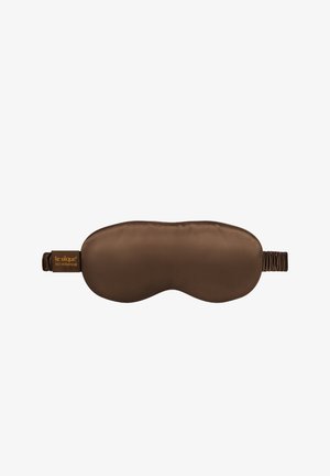 Maschera da sonno in seta marrone con una texture liscia. Forma curva e fascia elastica per il comfort. Etichetta del marchio "le silque" su un lato.