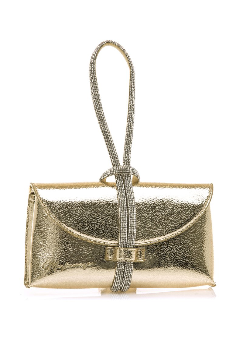 Bolso clutch metálico dorado con acabado texturizado, con una correa en forma de lazo hecha de hilos metálicos y un detalle decorativo de hebilla.