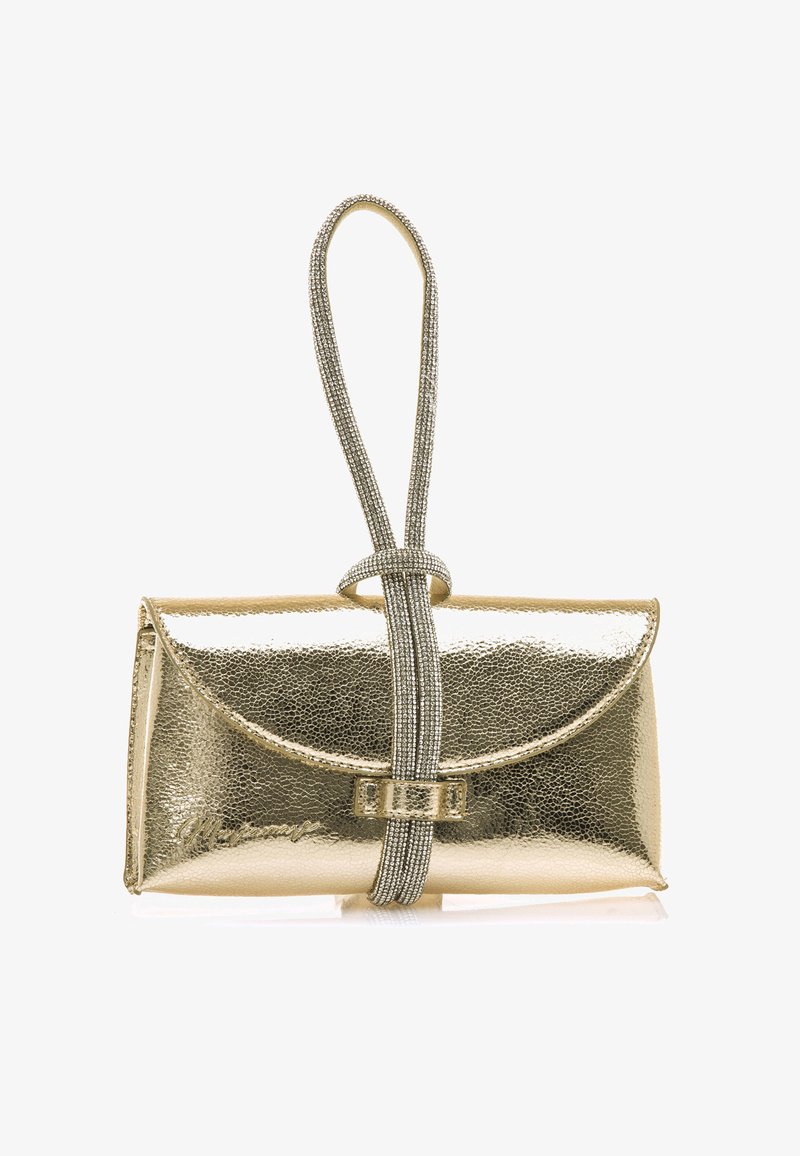 Bolso clutch metálico dorado con acabado texturizado, con una correa en forma de lazo hecha de hilos metálicos y un detalle decorativo de hebilla.