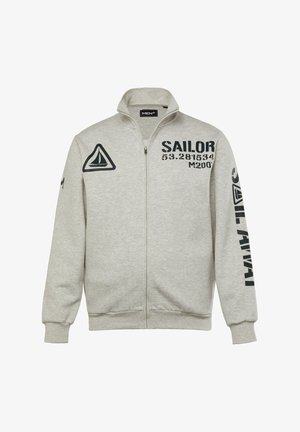 Felpa grigia con zip realizzata in tessuto con polsini a coste. Presenta testo nero, logo di una barca a vela e accenti triangolari sul lato sinistro e sulla manica.