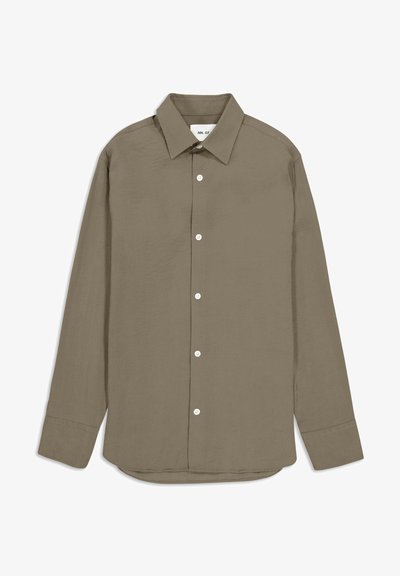 Camicia verde oliva a maniche lunghe realizzata in un tessuto leggero e testurizzato. Presenta una chiusura con bottoni sul davanti, un colletto ampio e un orlo dritto.