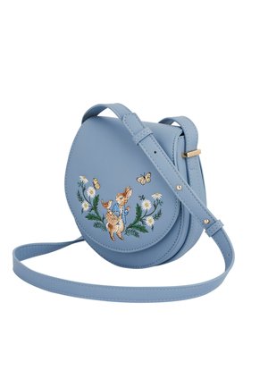 Sac bandoulière bleu clair avec sangle réglable, broderies de lapins, de papillons et de marguerites blanches sur le rabat.