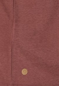 Tejido burdeos con un acabado texturizado; presenta un logo circular dorado en la parte inferior. Diseño sencillo y material suave y ligero.