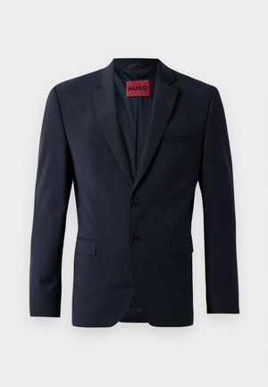Marineblazer med to knapper, lappeslag og sidelommer; har en rød "HUGO"-etikett inni. Glatt, strukturert stoff.