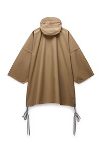 Jachetă maro impermeabilă, cu glugă, mâneci largi, talie strânsă cu șnururi și textură netedă. Vedere din spate.